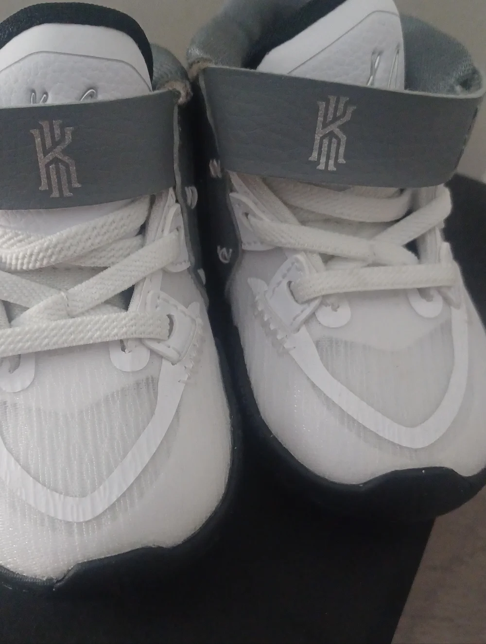 NIKE KYRIE Infinity SE Infants White Smoke Chrome Sz 4